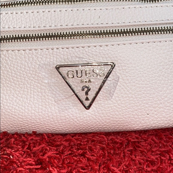 🔥🔥NWT🔥🔥 GUESS ADJUSTABLE WAIST BAG - Picture 2 of 5
